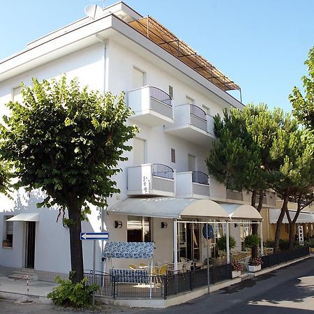 Hotel Lora Rimini Kültér fotó