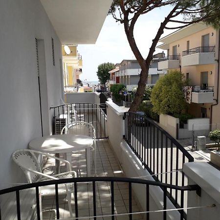 Hotel Lora Rimini Kültér fotó