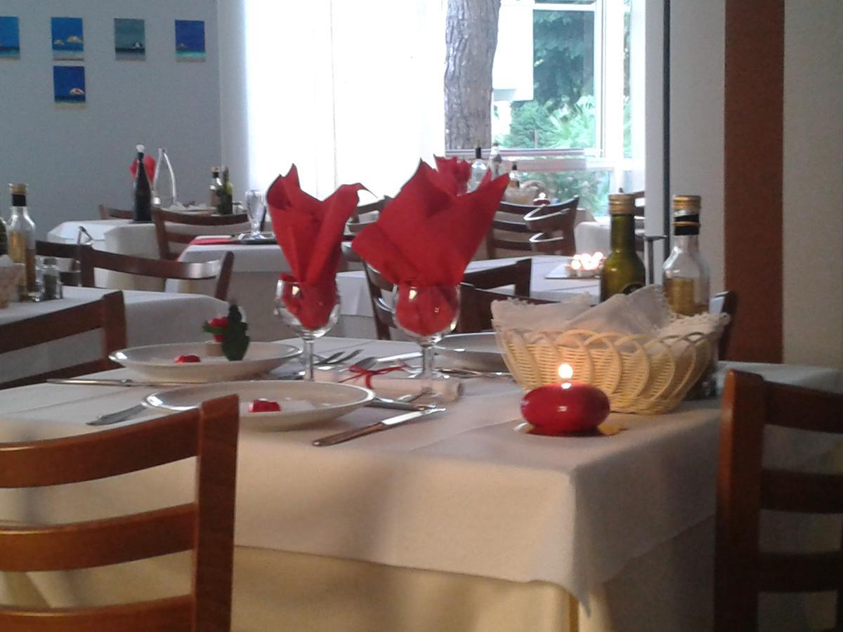 Hotel Lora Rimini Kültér fotó