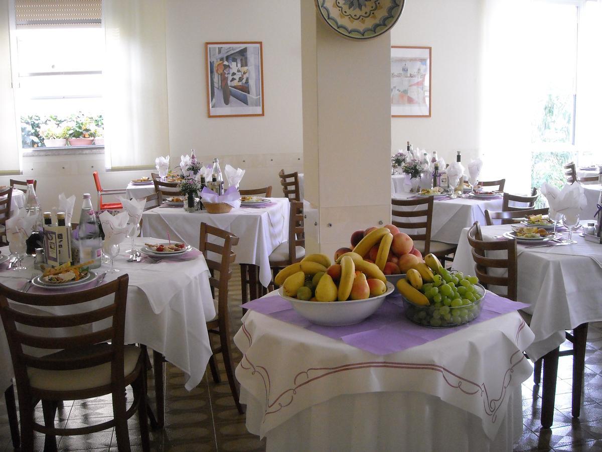 Hotel Lora Rimini Kültér fotó