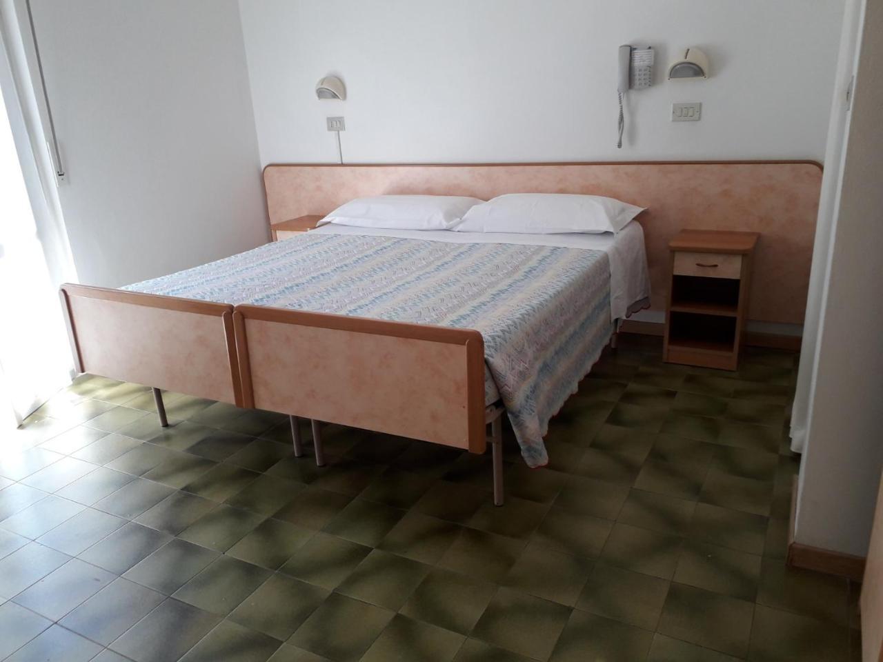 Hotel Lora Rimini Kültér fotó
