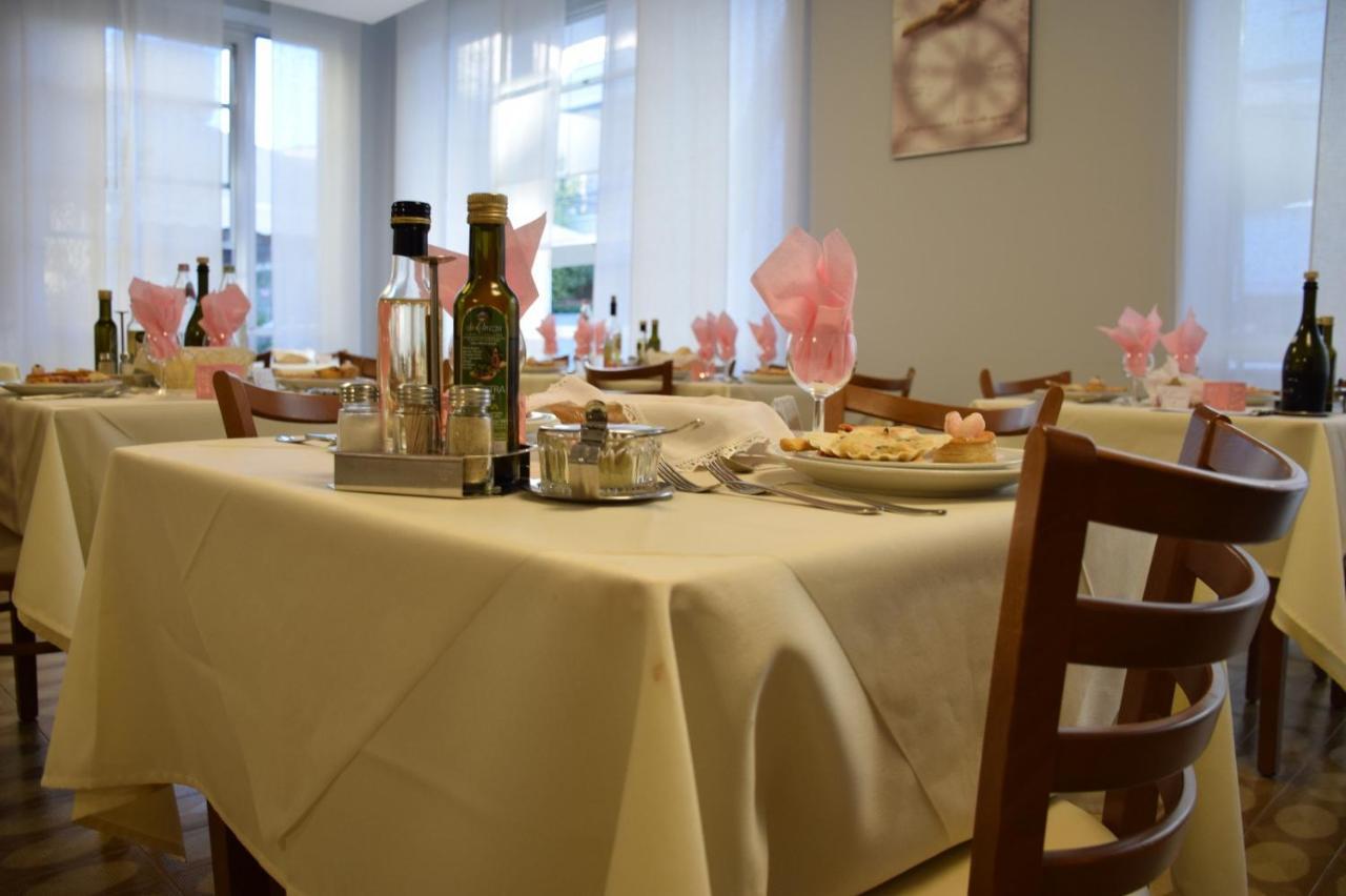 Hotel Lora Rimini Kültér fotó