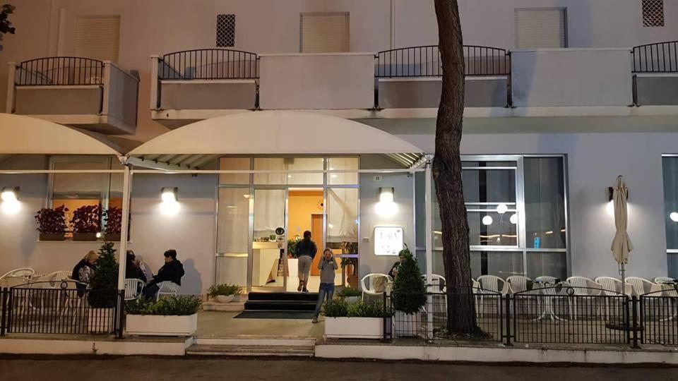 Hotel Lora Rimini Kültér fotó